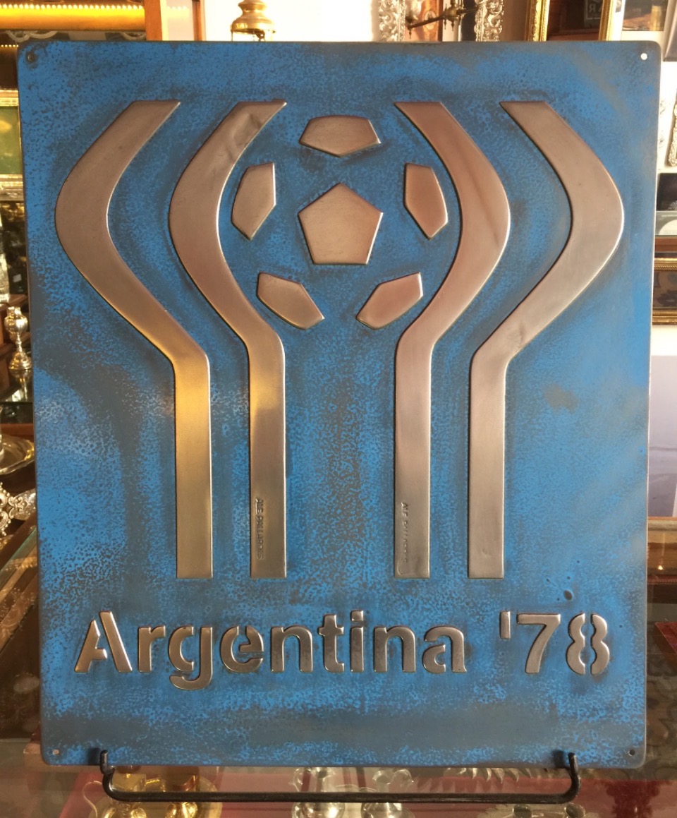 Vista frontal completa de la placa azul Argentina 78 de hierro estilo vintage