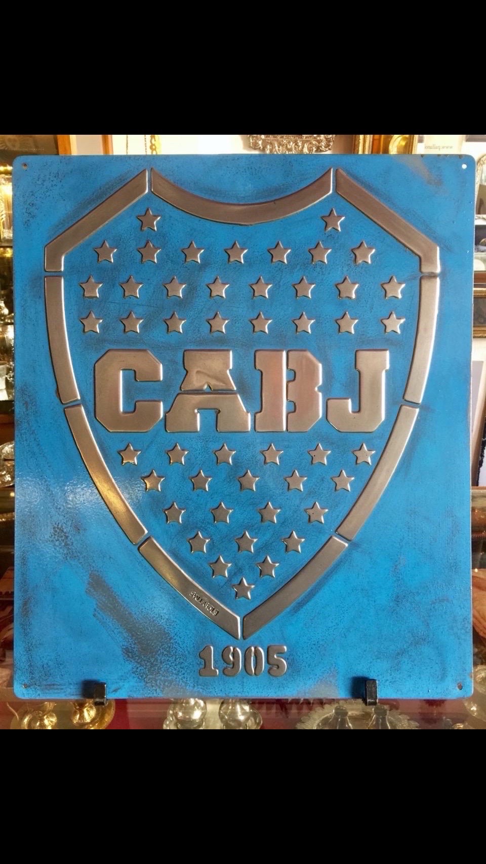 Vista frontal completa de la placa azul y dorada con el escudo de Boca Juniors