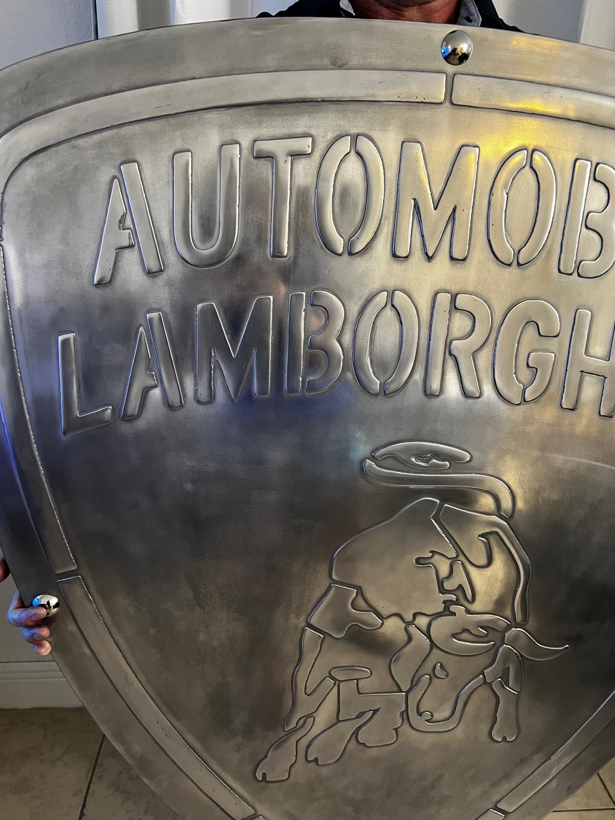 Vista frontal del escudo Lamborghini hecho a mano