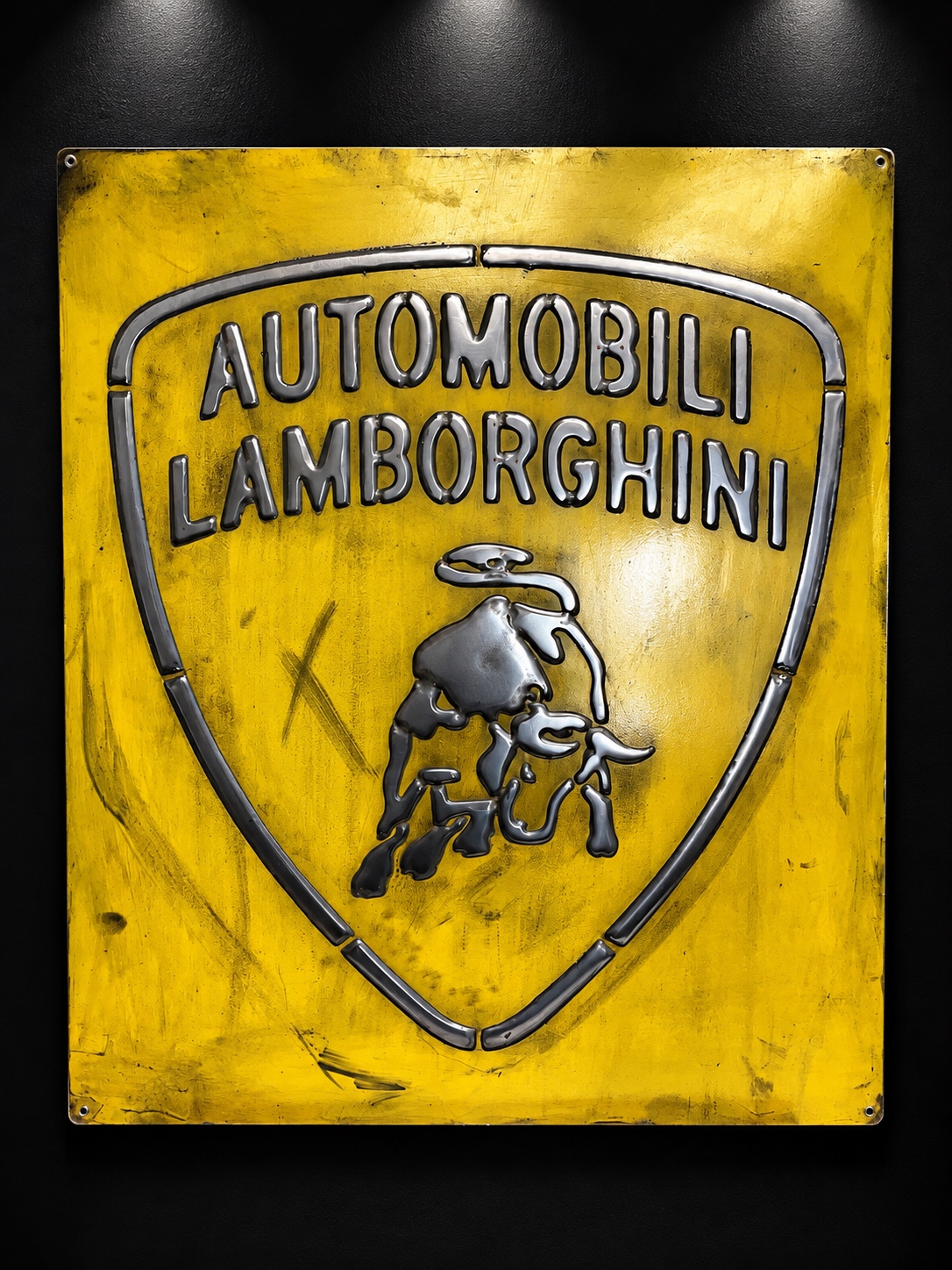 Vista frontal completa del escudo Lamborghini amarillo de hierro estilo vintage