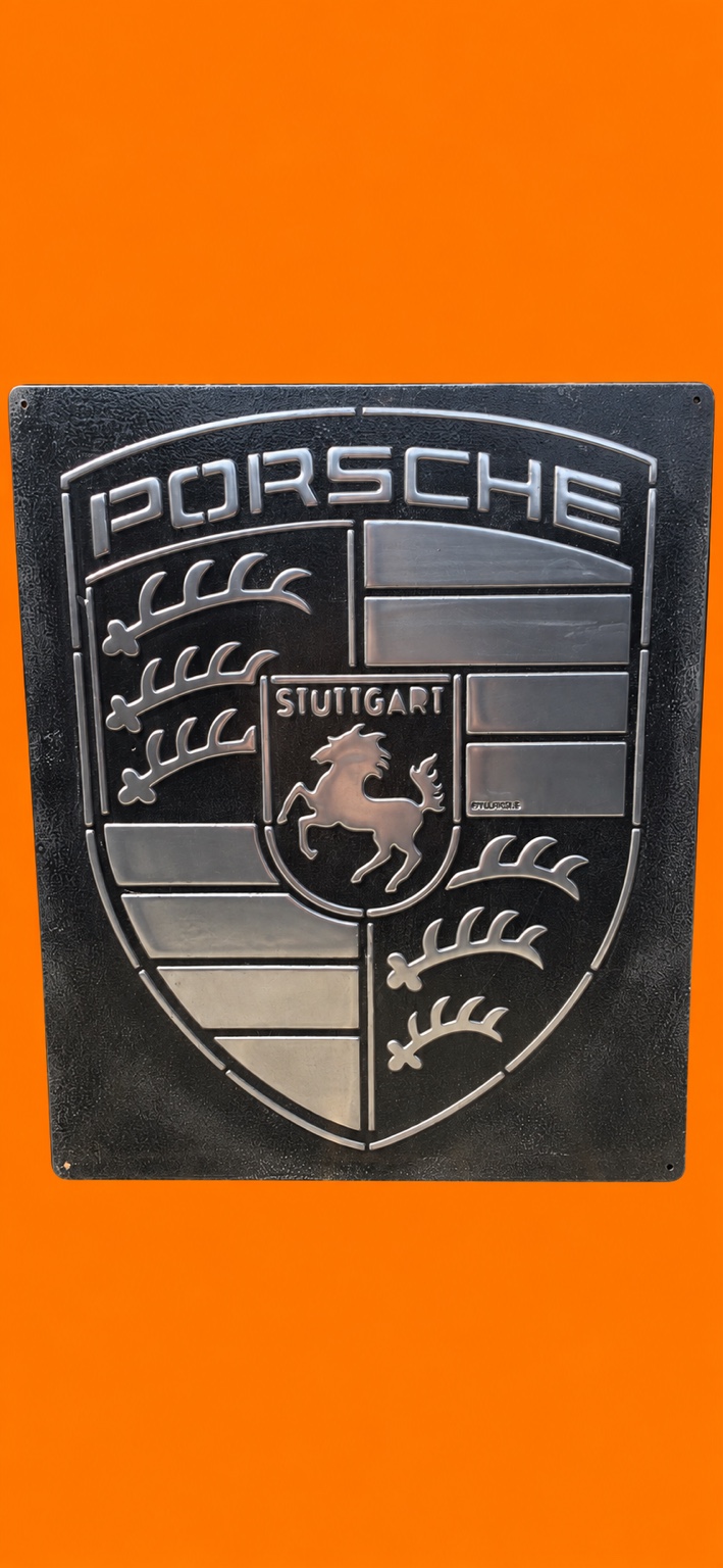 Letrero Porsche vintage de hierro con acabado envejecido y fondo naranja